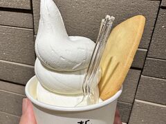 札幌駅の四季マルシェ内で濃厚ソフトクリーム