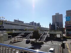 　駅をくぐり抜けて、西口へやって来ました。