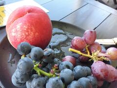 白馬に行く前に山梨の萩原フルーツ農園でフルーツ食べ放題を楽しみました。
この日は、カフェのテラスで着席食べ放題で、桃とぶどうが食べ放題でした。桃は4個が限界でした（笑