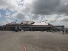 飛行機は無事に宮古空港へ着陸。赤瓦の空港ターミナルが出迎えてくれます。こうした光景を見ると「あぁ沖縄に来たんだな～」と実感するところですね！