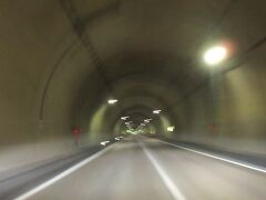 寒風山（かんぷうざん）トンネル（愛媛県西条市～高知県吾川郡いの町）
全長5,432 m、標高1,100 mに位置する、四国最長の道路トンネルで、無料で通行できる一般道路のトンネルとしては日本一長いらしい。ほとんど直線で、走りやすいです。1964年（昭和39年）開通。