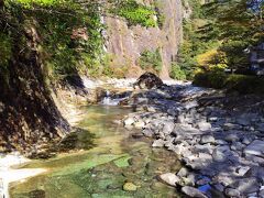 10:40　面河渓（愛媛県上浮穴郡久万高原町）快晴・13℃
エメラルドグリーンの清流が岩の間を流れる様子は見事で、国指定の名勝地です。
