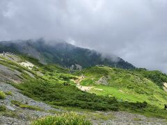 八方池を望みます。ただ残念ながらの曇り空。晴れている時に来たかった（TT）