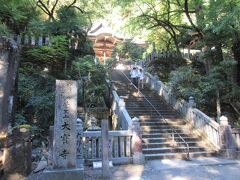 14:10-14:25　44番札所 大寶(宝)寺（だいほうじ）快晴・19℃
（愛媛県上浮穴郡久万高原町）
真言宗 豊山派、菅生山 大覚院。　
宿坊もあります。

標高579mに位置していて、無料の駐車場が2か所あります。手前の駐車場からは15分歩くとのことで、寺に近い駐車場を選択。狭い急坂の凸凹道で、「人生に楽な道はない」ことを実感。