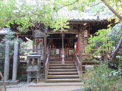 15:00‐15:15　46番札所 浄瑠璃寺（愛媛県松山市浄瑠璃町）
真言宗 豊山派、医王山 養珠院。
 
大師堂
ろうそくとお線香、納札とお賽銭。
『南無大師遍照金剛』を三唱。