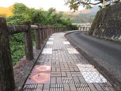 17:10-17:20　陶板の道（愛媛県伊予郡砥部町大南～五本松）
砥部焼で作られたタイルで飾られた歩道がずっと続きます。とても贅沢な遊歩道です。