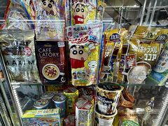 【Mixt チャットチャックでAll Nippon...】

日本の（少し前の）駄菓子が、ショーケースに、雑然と突っ込まれている...もう、ちょい上手に陳列してくれればいいのに...