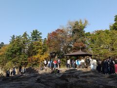 厳美溪へ到着。三連休初日、名物の空とぶだんごは大行列。