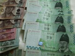 ４年前にソウルで両替した韓国ウオンがあったので、韓国ウオンからバーツに両替する。
購入時より円安が進行しているので、ウオンの方がバーツに対して有利だ。