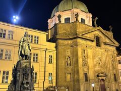 カレル4世の銅像の横に位置する“アッシジの聖フランシスコ教会(Kostel svatého Františka z Assisi)”
詳細は次回紹介しますが是非訪れるべき素敵な教会です。
そして記念撮影している女性二人がお洒落すぎて… 
う～んプラハって感じです。
ღ˘◡˘ற⋆*
