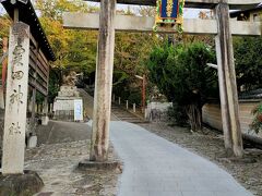 神社の前を通り