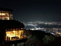 で、到着～♪

標高２９０ｍ。
山頂の眉山公園。

おー、なかなかステキな夜景～♪