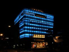 バスで徳島駅に付き
違うホテルにチェックイン！

でも、まだまだ徳島の夜は終わらない。

テクテク歩いてやってきたのは
ブルーに光る「阿波おどり会館」。