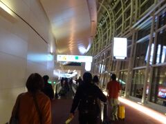 羽田空港到着
早目に到着したのに、ゲートにまだ前の機体が停まってるって事で待機。

飛行機混雑だからか、荷物も出てくるのが遅く、税関も大混雑。

もちろんYOUがいっぱいでした。
