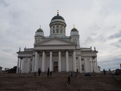 　近くの観光名所を巡ります。まずは、駅から歩いて10分ほどの所にある、ヘルシンキ大聖堂。