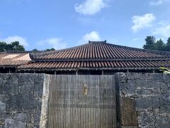 まず空港近くにある上江洲家へ来たのですが、中を見学することはできませんでした。
この建物は約280年前に建てられ重要文化財になっているので是非見たかったのですが残念、、

