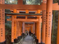 千本鳥居。
伏見稲荷大社を訪れる目的の1つで有名な場所。