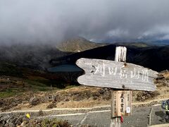 刈田岳の山頂からは蔵王の御釜が雲の切れ間にチラッと見えました。
もう少し近づいてみたいと思います。