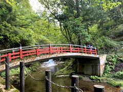 さらに奥には小さな洞窟もあり、ちょっとした散歩もできそうです。