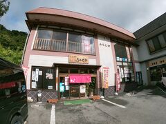 山形空港でレンタカーを借りてまずは、山寺に向かいますがまだ朝食をとっていなかったので山寺近くの「ふもとや本店」で朝食にします。