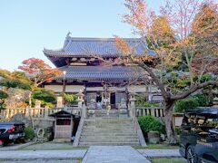 こちらは温泉寺。
周辺にはお寺がいくつかあるのですが、ここは特に大きいですね。