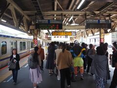 10月11日午前10時前。横須賀線に乗って鎌倉駅にやって来ました。
朝LINEで今日はお礼詣り行こっかなって話をしてたら、一緒に行こうってことになって先日のオフ会でご一緒したアルカロイド ダリルさんと。
平日朝だからこの程度だけど休日はもっともっと大混雑します。