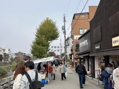 『宮川朝市』

朝7時から正午くらいまで川沿いに露店が出ます。沿道のお土産屋さんなどももう開店していました。