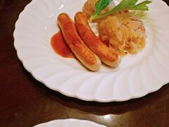 焼きタイプのソーセージ。
ザワークラウトとポテトがついていて、オットと分け分け。
でもこれじゃさすがに足りないかー(^▽^;)　となり、、、