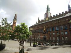ルネサンス様式のコペンハーゲン市庁舎がある広場　