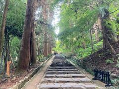 では、階段を登って瑞鳳殿へ
戦災で焼失したものを復元したんだって。、