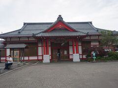 ●JR/弥彦駅

まるで神社のような駅舎。
近くにある彌彦神社を模した建物になっています。
駅の開業は1916年です。