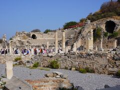 ローマの入浴施設の習慣はヘレニズム時代から始まったようです。ヴァリウスの浴場の北側の入浴室は後方の山の岩盤を切り出した形になっています。西にあるカルダリウムと呼ばれるサウナルームには7つの壁龕（ニッチ）と入浴用のプールを備えていました。ローマ人の造った浴場は都市が違ってもそのシステムや用途別の部屋などは基本的に同じだったようです。