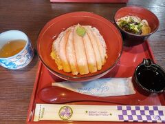 「金澤寿司」のカニ丼です。酢で〆てあるあるという、むき身とほぐし身がてんこ盛りで、とても美味しかったです。ナスそうめんも抜群でした。
