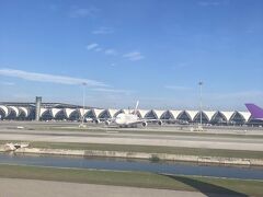 写真はエミレーツ航空のA380です。
A380なんて、私のような屯田兵は初めて見たもんで、その大きさに興奮したものです。

写真では小さいけどですね。