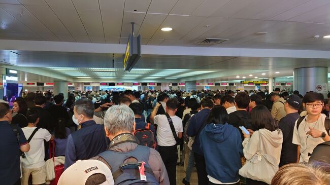 シェムリアップからホーチミンへ到着するが、ほかの飛行機と重なりイミグレ１時間待ち。