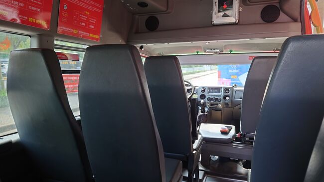 タンソンニャット国際空港前徒歩１分の路線バスのバス停にとまつていた目的のバスなんだけど、大型バスと思って探していたら小さいバスで広告が派手過ぎて気が付かず、グーグルマップでこの系統でここに行きたいと聞くと、このバスと言われ乗り込む。日本でクロネコヤマトとか花屋の配送車みたいな大きさだった。