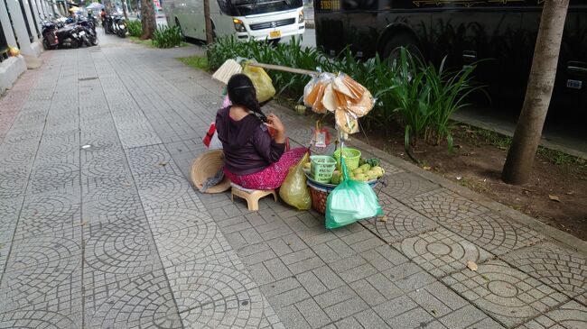 ホテルまで徒歩１０分スーツケース転がしながら歩いた。