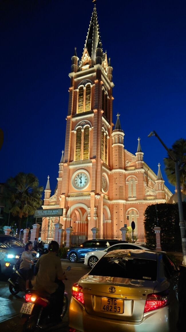 お店から教会に戻るとライトアップされていた。