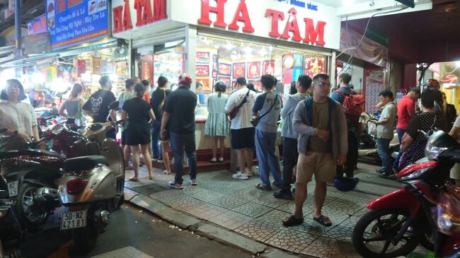 ベンタイン市場前の評判のいい両替所で日本円からベトナムドンへ両替。