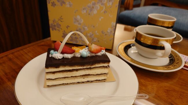 宿泊ホテルでケーキを買ってコーヒーブレイク