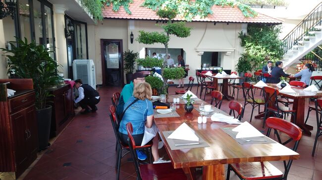 ここの一番奥で卵料理とフォーを注文できる