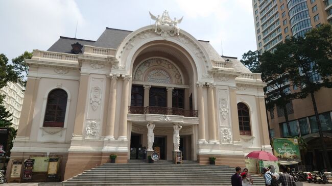 ホーチミン歌劇場<br />この斜め向かいにあるLouis Vuitton Ho Chi Minhに立ち寄るが割安感が無く日本で買うより高く感じた。