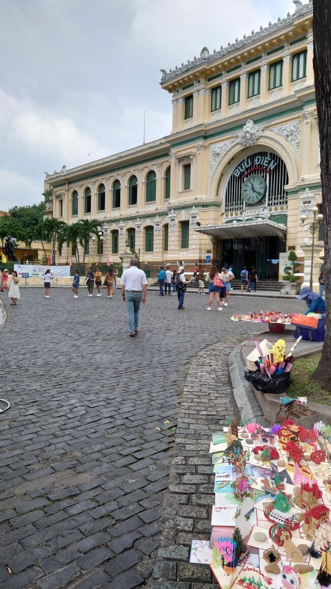 Sai Gon Central Post Office　郵便局なのに観光客90％　建築物見学とお土産店は、値札か付いているので正規価格。<br />建物外は、値札なし。