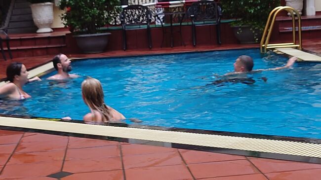 ホテルに帰りプールでひと泳ぎ<br />しばらくすると欧米人が来たので退散