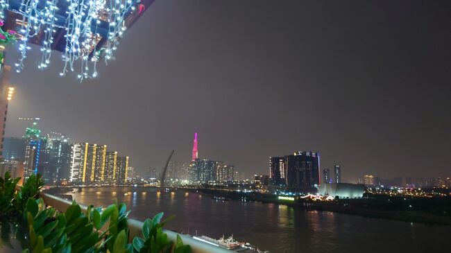 ホーチミンの夜景最高と思ったのはつかの間。<br />明日は、メコン川ジャングルクルーズにバイクで行くことになることは、妻はまだ知らない。