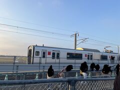 朝の一斉離陸を見にバルーンさが駅まで行きました。
電車や駅の混雑により目的の電車に乗ることができなくて一斉離陸の予定時間である7時には間に合いませんでした。

佐賀駅の混乱ぶりはすごかったです。
私たち含めどの電車に乗ったらいいのかわからない人が多かったようです。どのホームから乗ればよいのか全くわからなくて…。
せめてもの救いは、切符を前日に買っておいたこと。切符売り場の列にひきました。