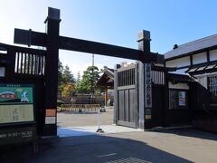 弘前公園から出て、藤田記念庭園に向かいました。
弘前城大手門からなら、外濠沿いに真っ直ぐ西に行けばあるので、非常に判りやすいです。

入口の冠木門です。
大正時代に作られたとのことですが、結構重厚な雰囲気です。

ちなみに、弘前城天守閣と弘前城植物園、藤田記念庭園は共通チケットがあります。
金額的にもお得なので、3か所とも回る場合は共通チケットを買っておくと良いでしょう。