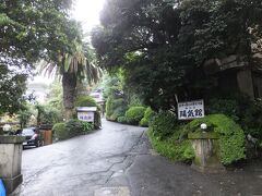 隣も温泉宿でした。
さて雨だけどちょっとだけ街歩きします。