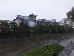 伊東を代表する名建築。かつての温泉旅館、東海館。
松川沿いにホテルが並んでます。