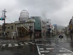 このアーケードに入り伊東駅を目指します。
雨の日はアーケードの商店街はありがたい。